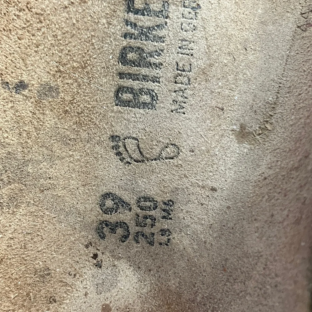 Birkenstock - Women’s Black and Gold Snakeskin Gizeh Sandals - EU 39 / US 8.5 - Picture 11 of 11